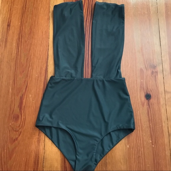 Sold out everywhere! Cocodune Director Deep V - Picture 2 of 5